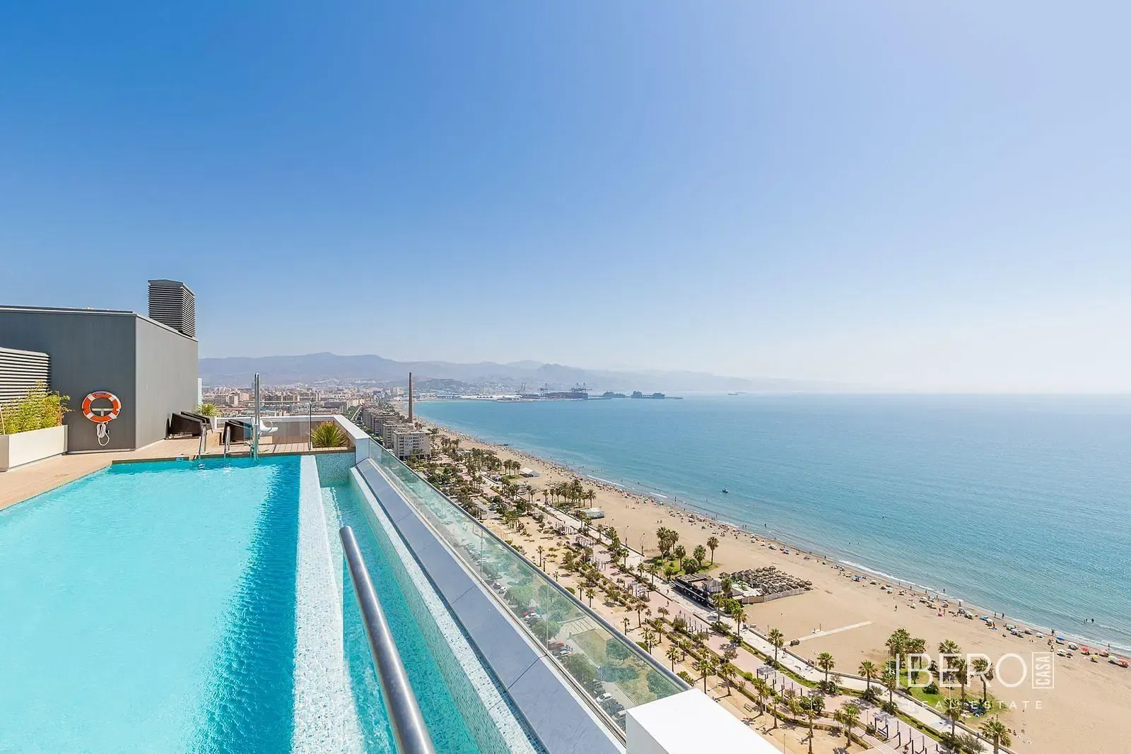 غرفة معيشة; أرضية خشبية, ضوء طبيعي, أسلوب عصري, أسقف عالية