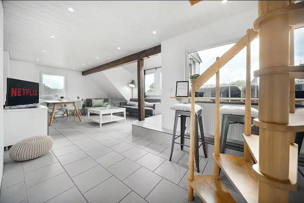 Salon; parquet, lumière naturelle, style moderne, hauteur sous plafond