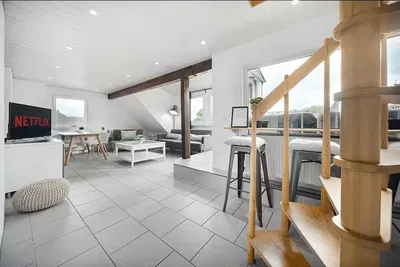 Salon; parquet, lumière naturelle, style moderne, hauteur sous plafond