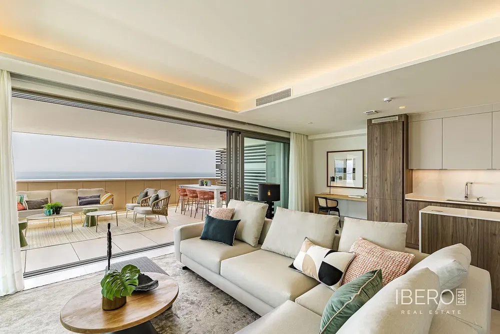 غرفة معيشة; أرضية خشبية, ضوء طبيعي, أسلوب عصري, أسقف عالية