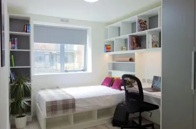 Salon; parquet, lumière naturelle, style moderne, hauteur sous plafond