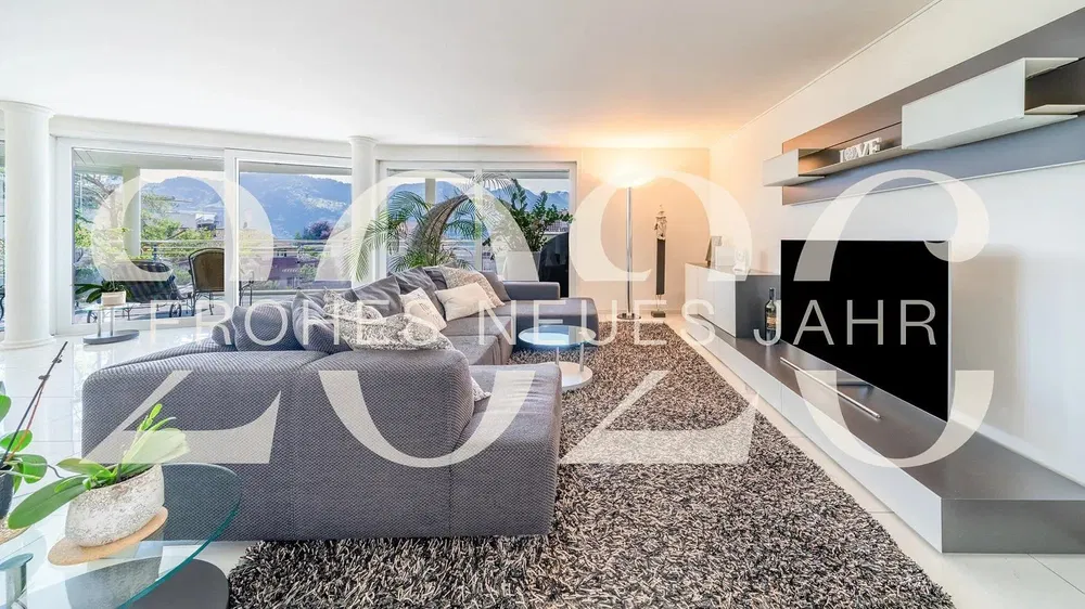 Σαλόνι; ξύλινο πάτωμα, φυσικό φως, μοντέρνο στυλ, ψηλά ταβάνια