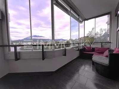 Σαλόνι; ξύλινο πάτωμα, φυσικό φως, μοντέρνο στυλ, ψηλά ταβάνια