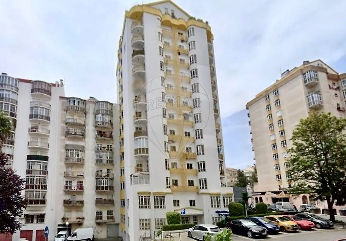 Salon; parquet, lumière naturelle, style moderne, hauteur sous plafond