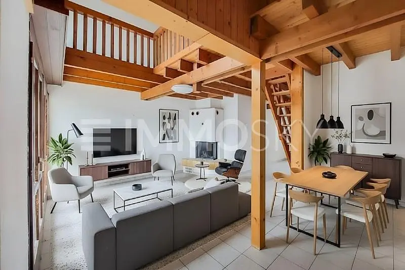 Σαλόνι; ξύλινο πάτωμα, φυσικό φως, μοντέρνο στυλ, ψηλά ταβάνια