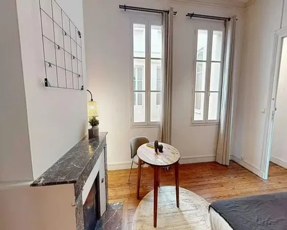 Salon; parquet, lumière naturelle, style moderne, hauteur sous plafond