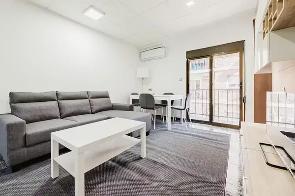 Salón; suelo de madera, luz natural, estilo moderno, techos altos