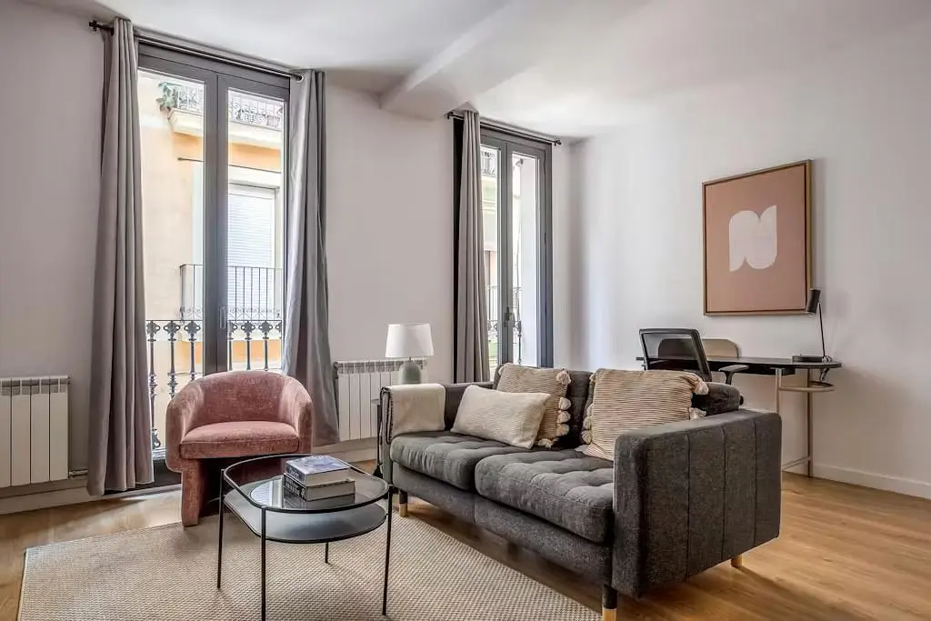 Dnevna soba; drveni pod, prirodno svjetlo, moderni stil, visoki plafoni