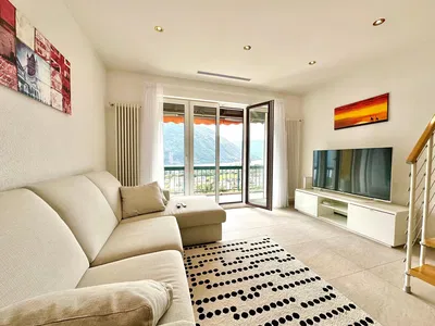 Κουζίνα; συσκευές κουζίνας, ξύλινο πάτωμα, φυσικό φως, μοντέρνο στυλ