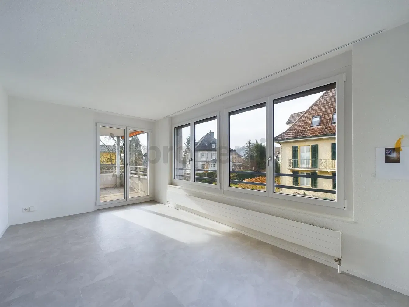 Kuhinja; kućanski aparati, drveni pod, prirodna svjetlost, moderan stil, renoviran