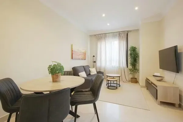 Sala de estar; chão de madeira, luz natural, estilo moderno, teto alto