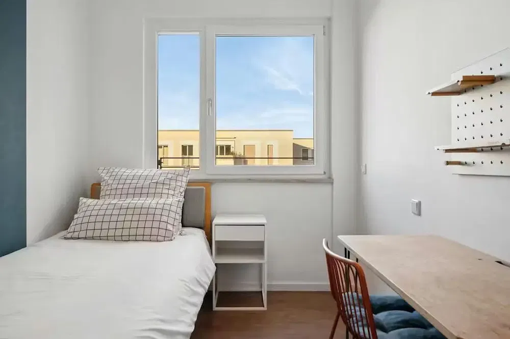 Kuhinja; kućanski aparati, drveni pod, prirodna svjetlost, moderan stil, renoviran