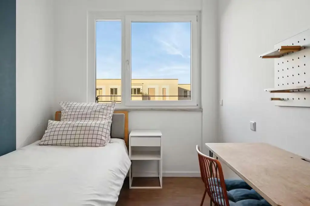 Κουζίνα; συσκευές κουζίνας, ξύλινο πάτωμα, φυσικό φως, μοντέρνο στυλ, ανακαινισμένο