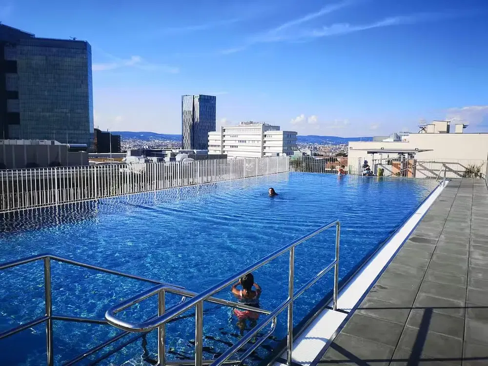 Oturma odası; ahşap zemin, doğal ışık, modern stil, yüksek tavan