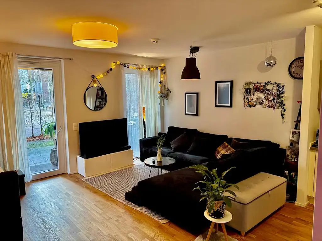 Soggiorno; pavimento in legno, luce naturale, stile moderno, soffitti alti