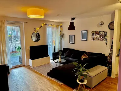 Soggiorno; pavimento in legno, luce naturale, stile moderno, soffitti alti