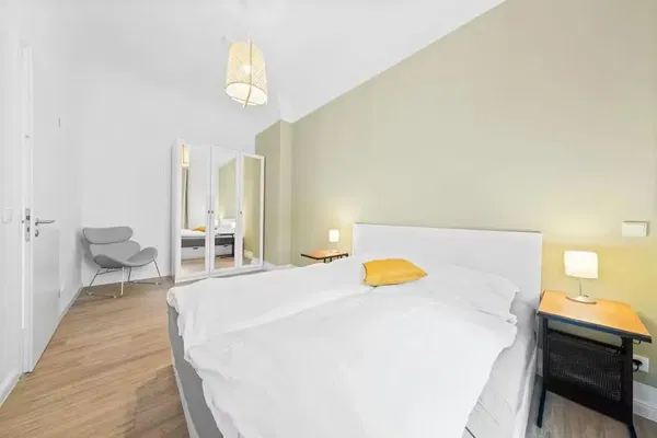 Soggiorno; pavimento in legno, luce naturale, stile moderno, soffitti alti