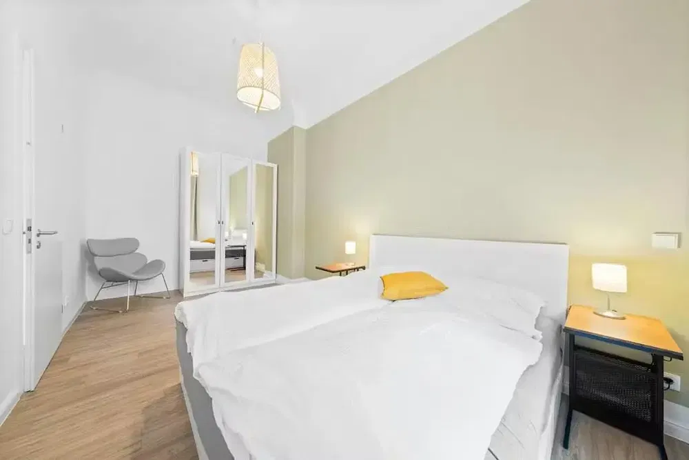 Salón; suelo de madera, luz natural, estilo moderno, techos altos