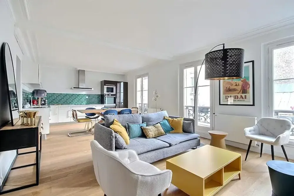 Woonkamer; houten vloer, natuurlijk licht, moderne stijl, hoge plafonds