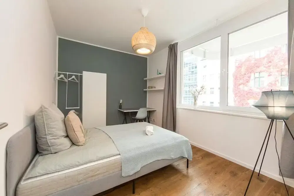 Salón; suelo de madera, luz natural, estilo moderno, techos altos