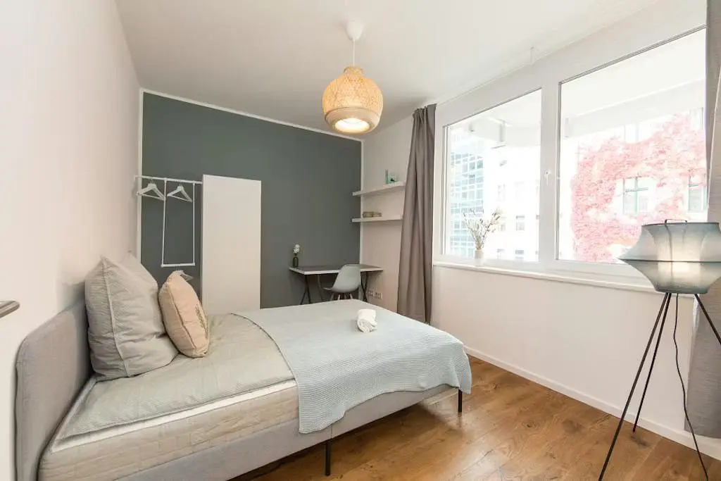 Soggiorno; pavimento in legno, luce naturale, stile moderno, soffitti alti