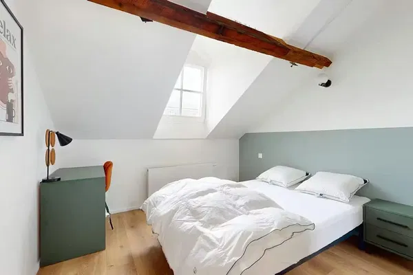 Salon; parquet, lumière naturelle, style moderne, hauteur sous plafond