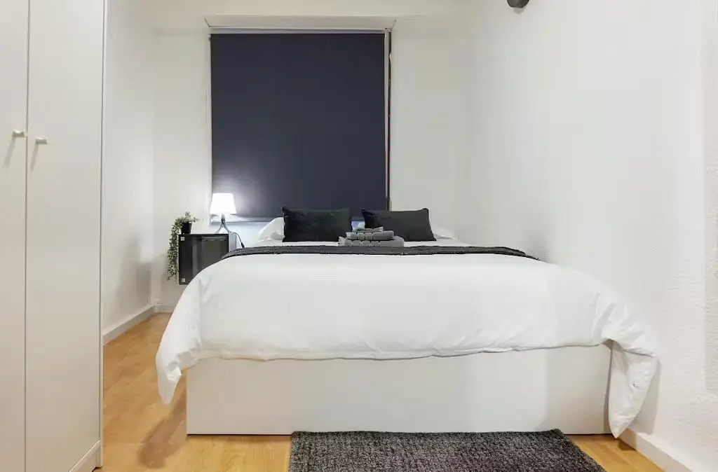 Salón; suelo de madera, luz natural, estilo moderno, techos altos