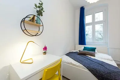 Dnevna soba; drveni pod, prirodno svjetlo, moderni stil, visoki plafoni