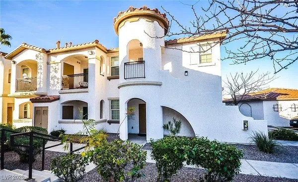 Dnevna soba; drveni pod, prirodno svjetlo, moderni stil, visoki plafoni