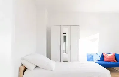 Salon; parquet, lumière naturelle, style moderne, hauteur sous plafond