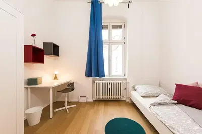 Κουζίνα; συσκευές κουζίνας, ξύλινο πάτωμα, φυσικό φως, μοντέρνο στυλ, ανακαινισμένο