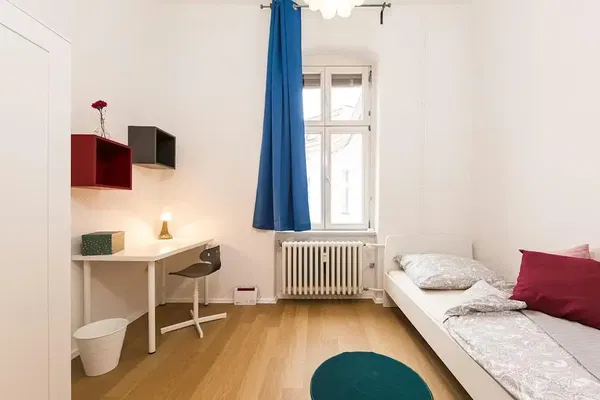 Κουζίνα; συσκευές κουζίνας, ξύλινο πάτωμα, φυσικό φως, μοντέρνο στυλ, ανακαινισμένο