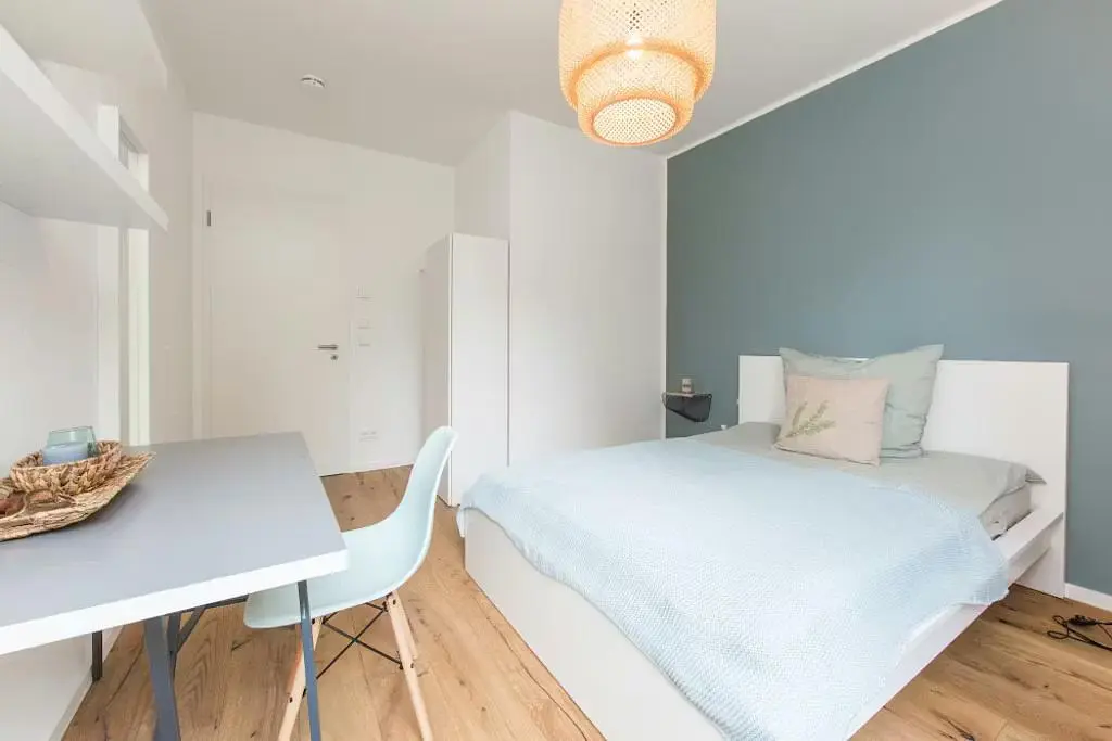 Σαλόνι; ξύλινο πάτωμα, φυσικό φως, μοντέρνο στυλ, ψηλά ταβάνια