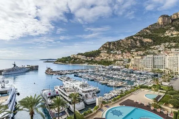 Salon; parquet, lumière naturelle, style moderne, hauteur sous plafond