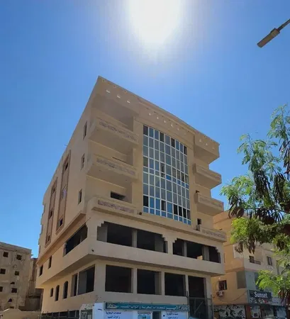 Living room; wood floor, natural light, modern style, high ceiling