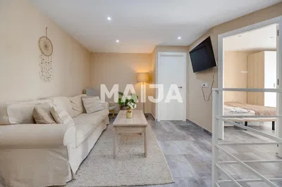 Mutfak; mutfak aletleri, ahşap zemin, doğal ışık, modern stil, tadilatlı