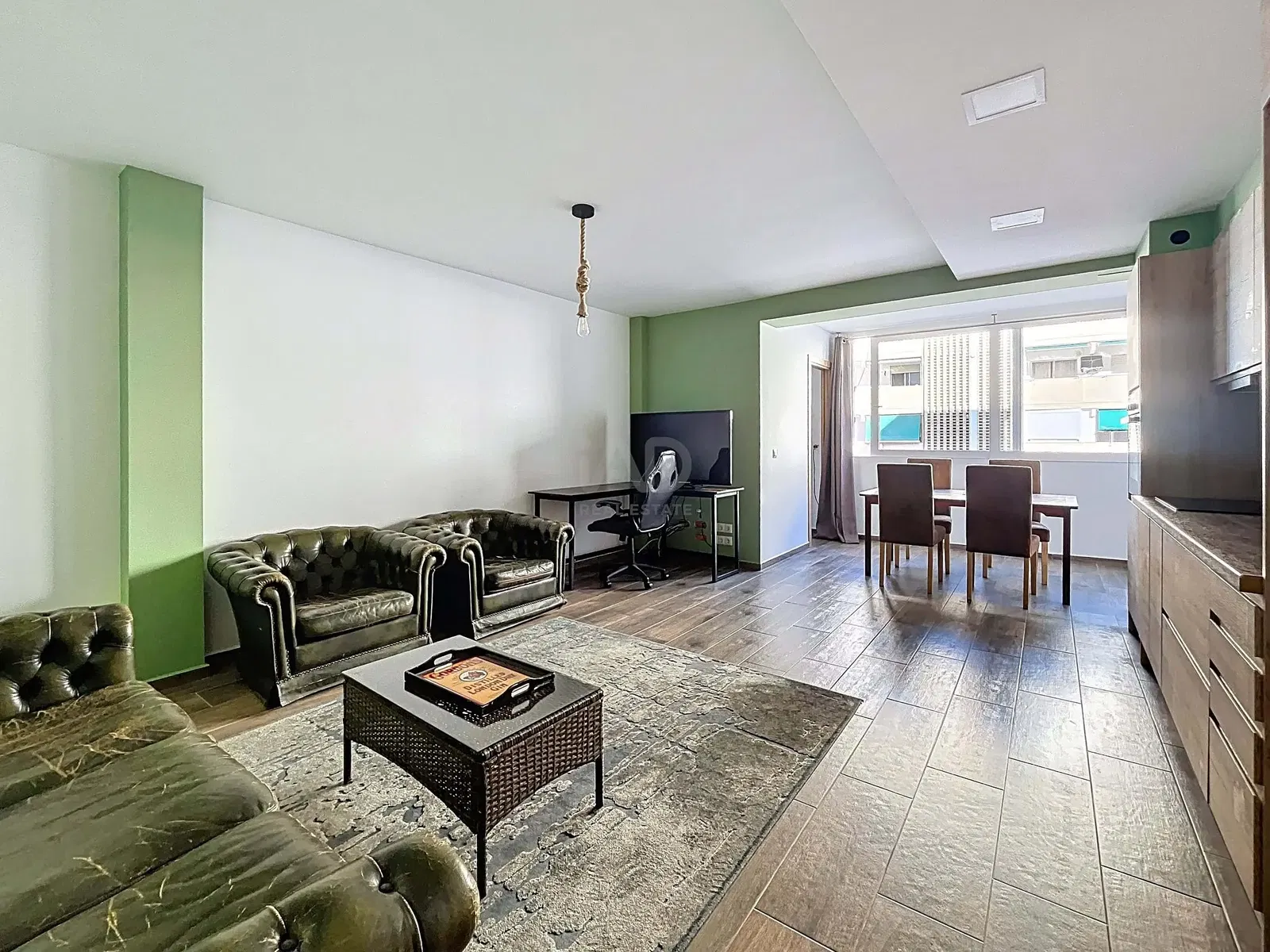 Soggiorno; pavimento in legno, luce naturale, stile moderno, soffitti alti