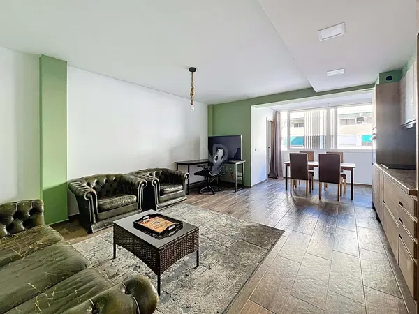 Salon; parquet, lumière naturelle, style moderne, hauteur sous plafond