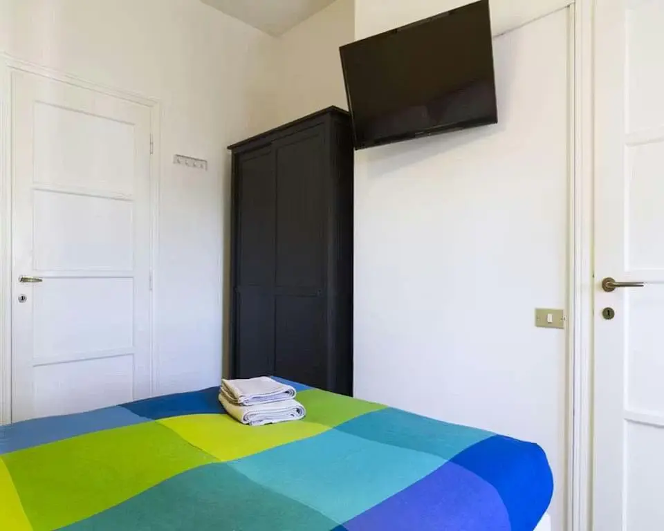 Living room; wood floor, natural light, modern style, high ceiling