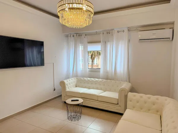 Salon; parquet, lumière naturelle, style moderne, hauteur sous plafond