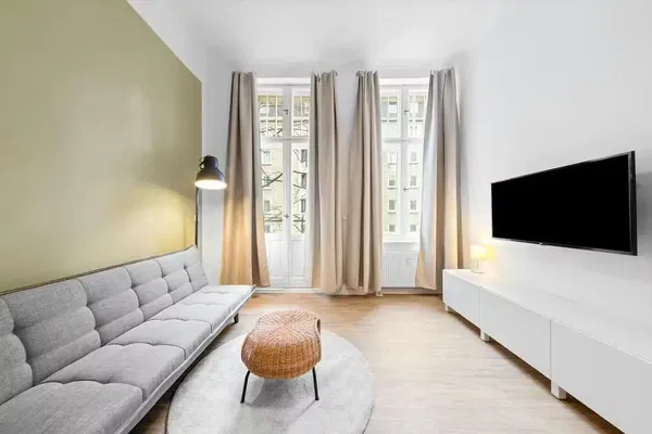 Σαλόνι; ξύλινο πάτωμα, φυσικό φως, μοντέρνο στυλ, ψηλά ταβάνια