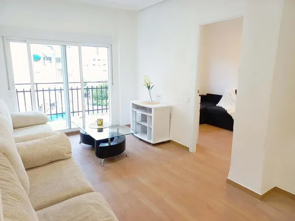 Salon; parquet, lumière naturelle, style moderne, hauteur sous plafond