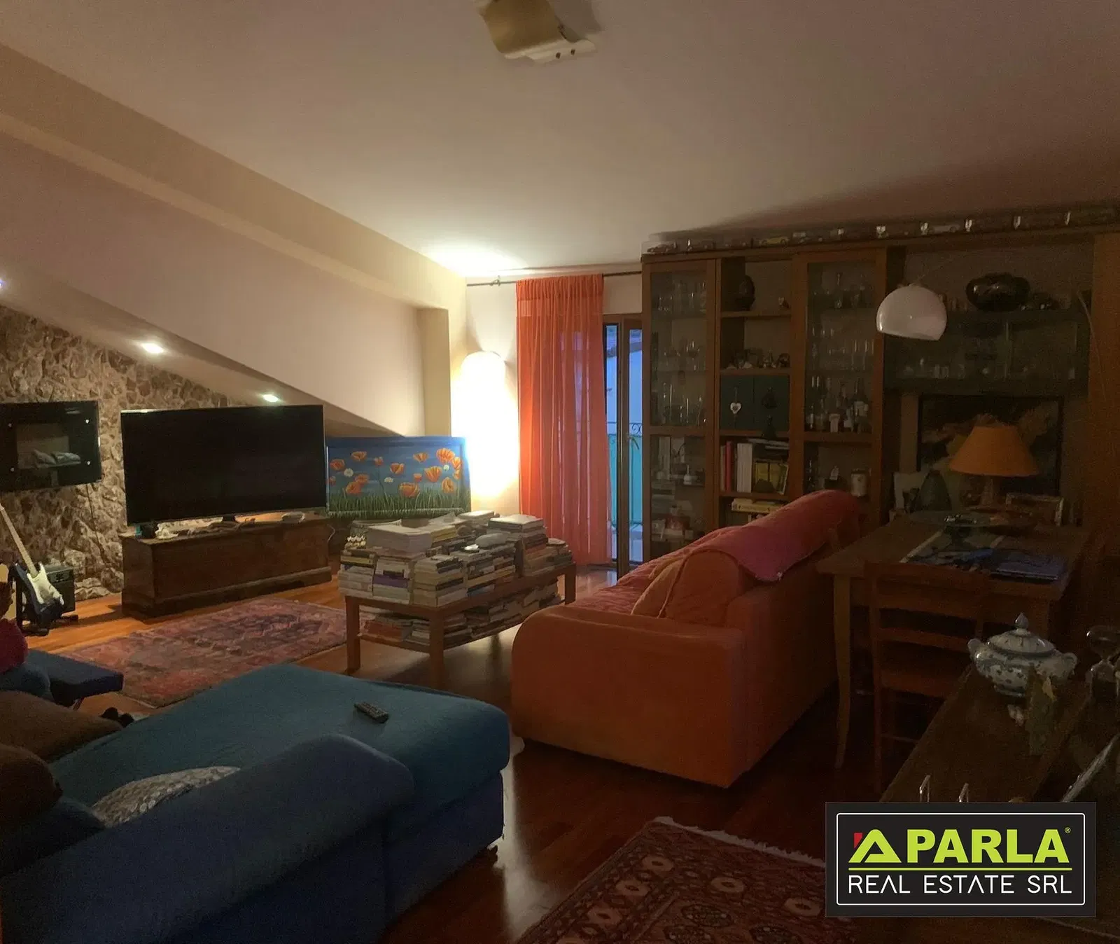 Woonkamer; houten vloer, natuurlijk licht, moderne stijl, hoge plafonds