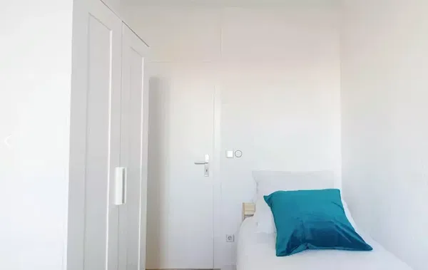 Σαλόνι; ξύλινο πάτωμα, φυσικό φως, μοντέρνο στυλ, ψηλά ταβάνια