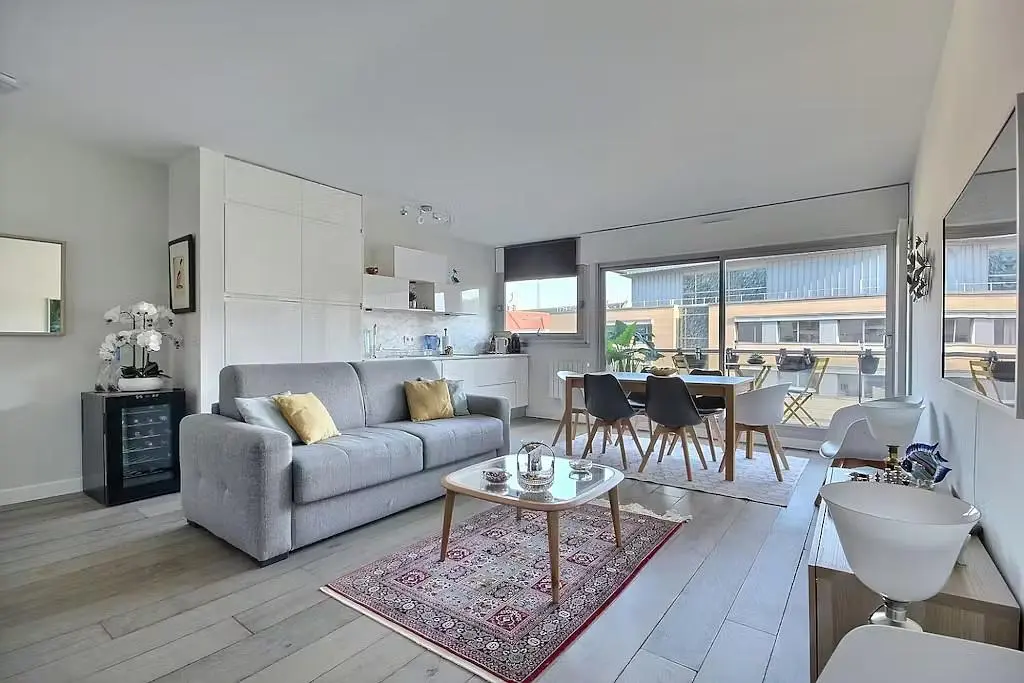 Living room; wood floor, natural light, modern style, high ceiling