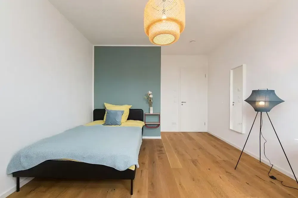 Salon; parquet, lumière naturelle, style moderne, hauteur sous plafond