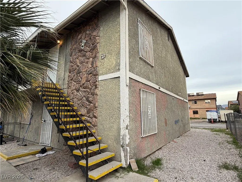 Dnevna soba; drveni pod, prirodno svjetlo, moderni stil, visoki plafoni