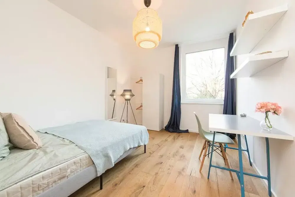 Woonkamer; houten vloer, natuurlijk licht, moderne stijl, hoge plafonds