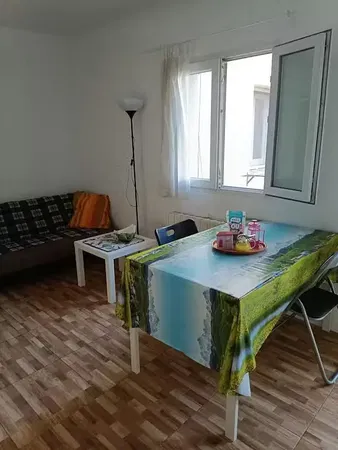 Sala de estar; chão de madeira, luz natural, estilo moderno, teto alto