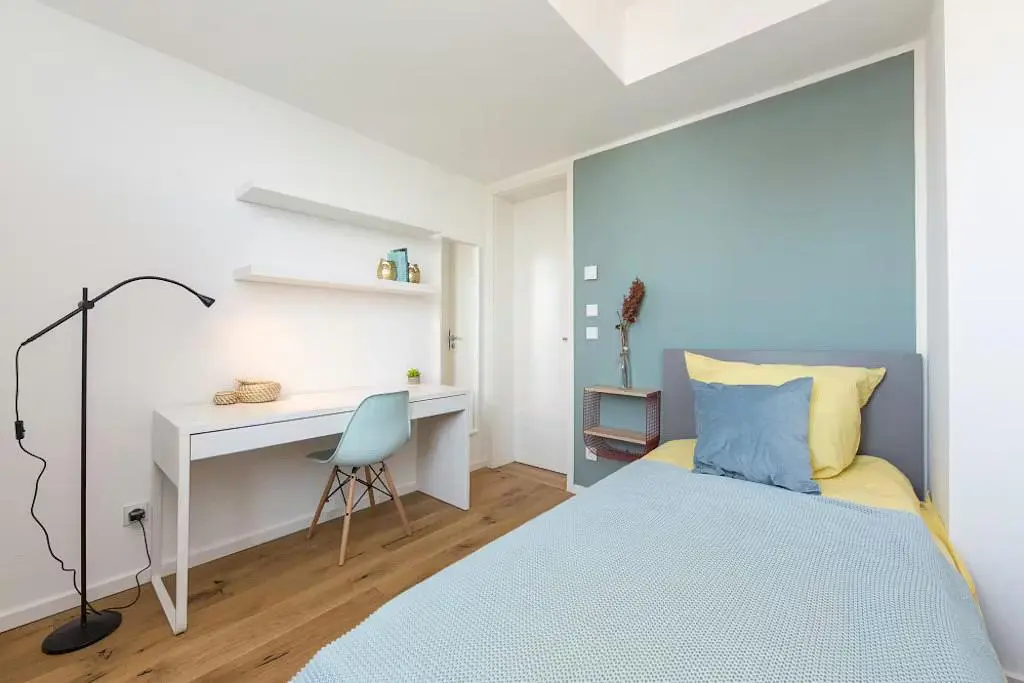 غرفة معيشة; أرضية خشبية, ضوء طبيعي, أسلوب عصري, أسقف عالية